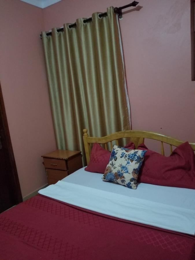 4R Guesthouse Entebbe Buitenkant foto